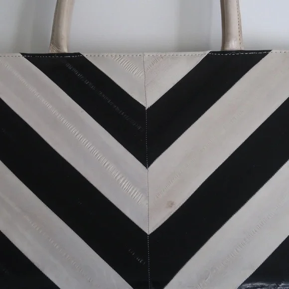 1960s Lee Sands Black and White Chevron Eel Skin Handbag - Picture 4 of 16